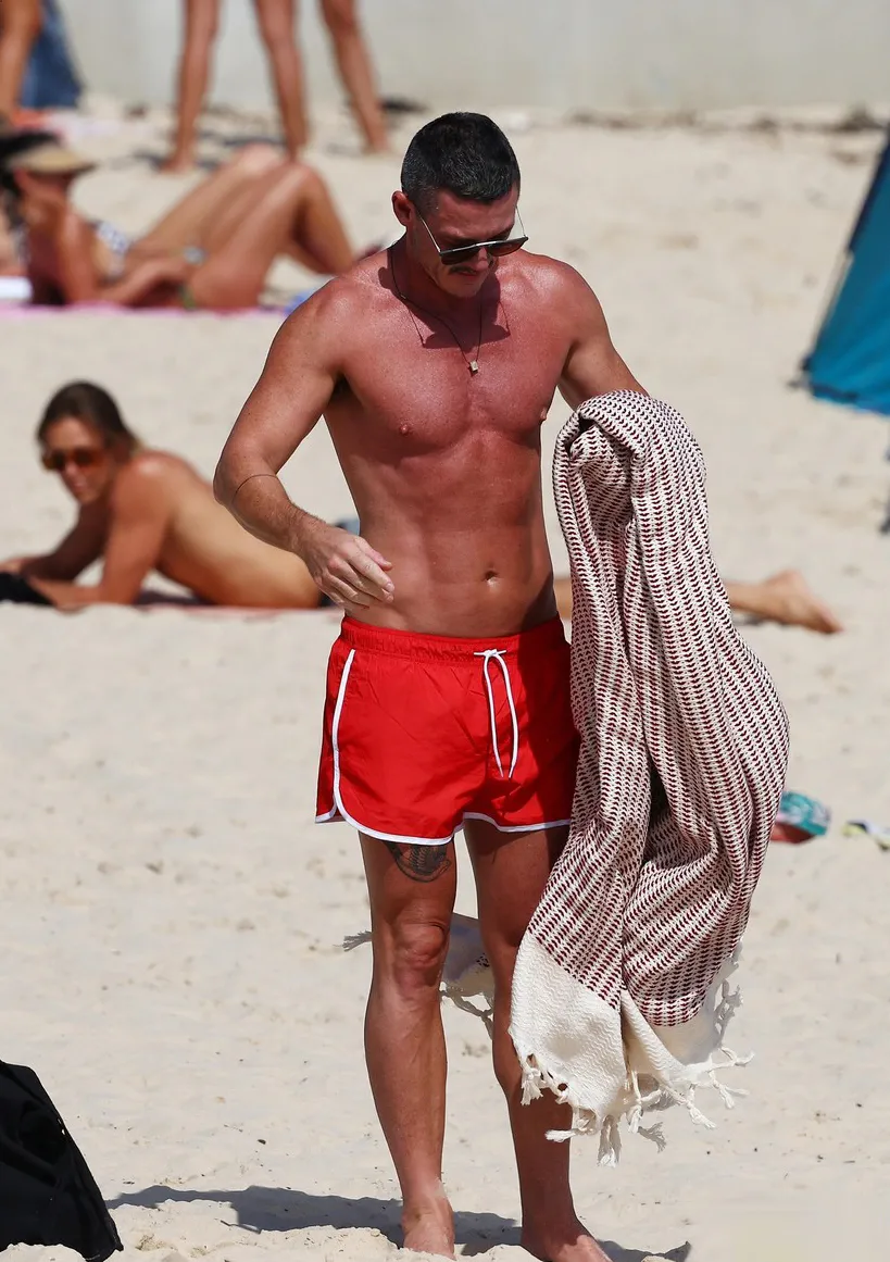 Luke Evans bulge photos
