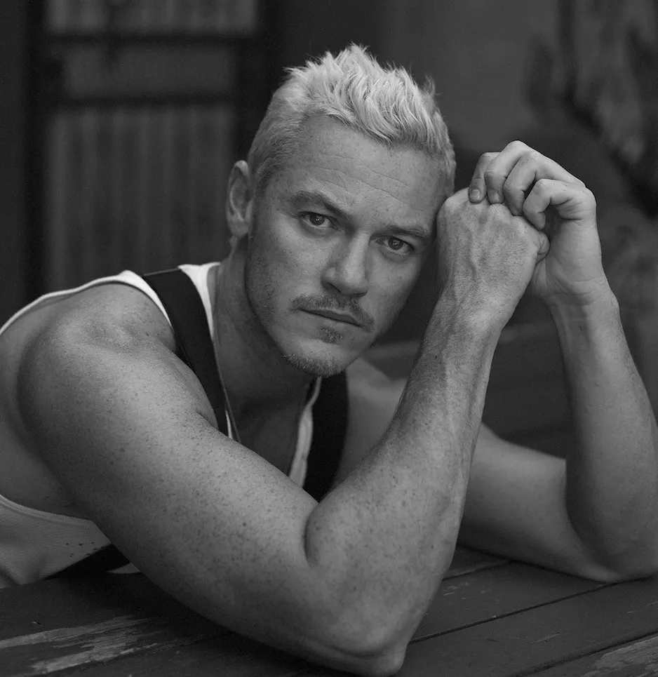 Foto de ropa interior de Luke Evans y un bulto gigante