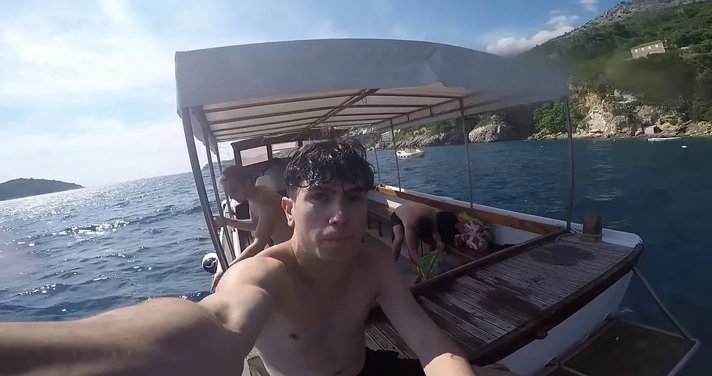 ラジオホストのルーク・フランクスは、上半身裸で日光浴をしました