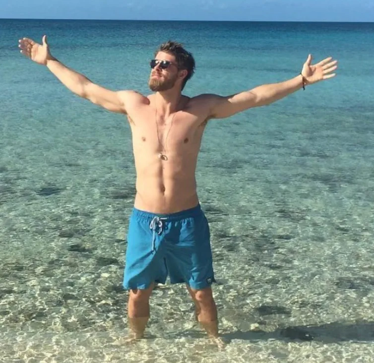 看一下米切尔和没有小组的性感T衬衫