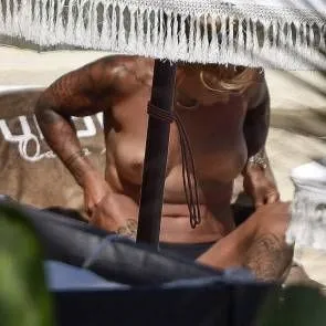 Madeleine Vall Beijner Sahilde Üstsüz