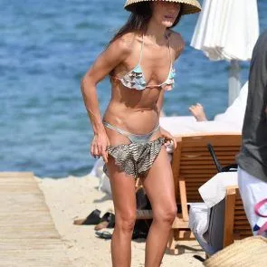 Maggie Q seksowna w bikini