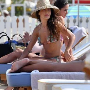 Maggie Q opalająca się