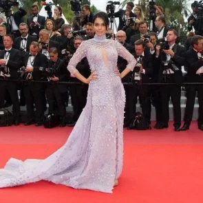Bollywood Sex Symbol Mallika Sherawat Nue Tétons à travers sa robe à Cannes