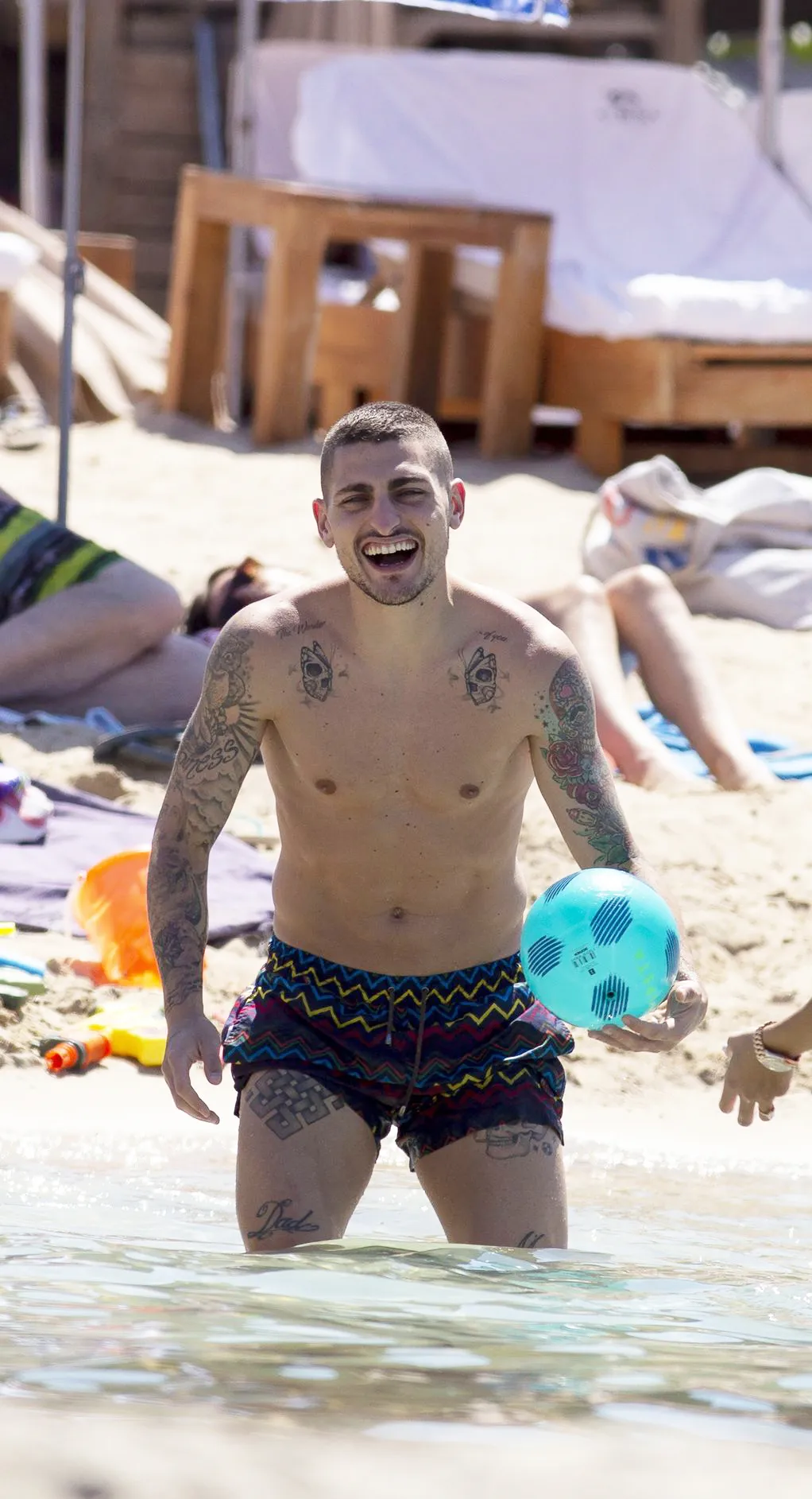 Marco Faratti drži sunce na plaži