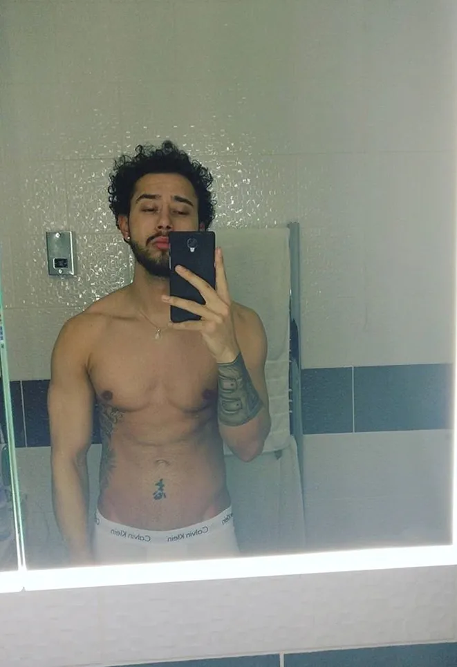 Mason Noise Sexy Selfie sin camisa