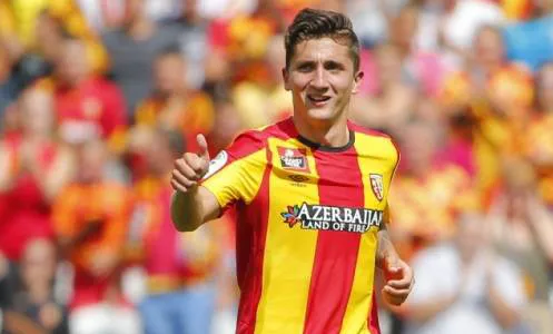 ロッカールームで彼の素晴らしいコックをフラッシュするマティアスオートレット