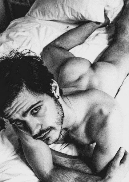 నటుడు మాట్ సాంగ్ కండరాలను చూపిస్తుంది