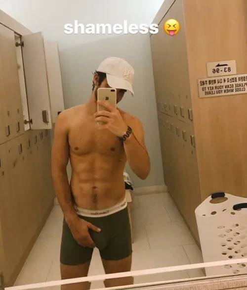 Max Eric umarmt ihren Schwanz auf einem privaten Foto