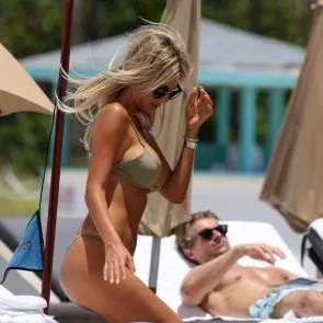 La star italienne Melissa Castagnoli Bikini Thong & Areola Peek Photos