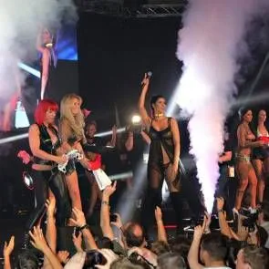 12-Micaela-Schäfer-обнаженная-сексуальная-перформанс