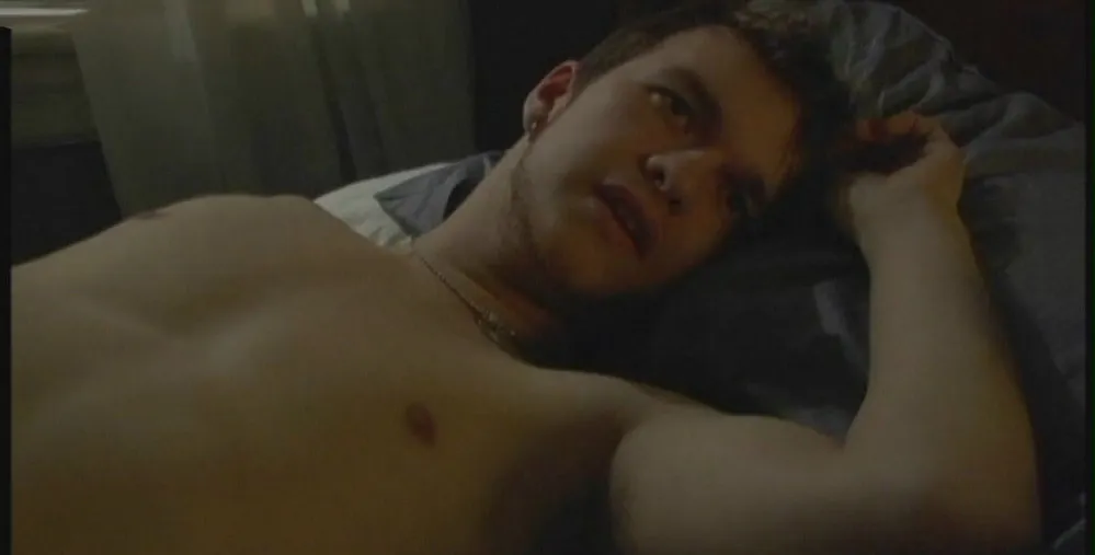 మైఖేల్ ఇంటి చుట్టూ ఉన్నాడు