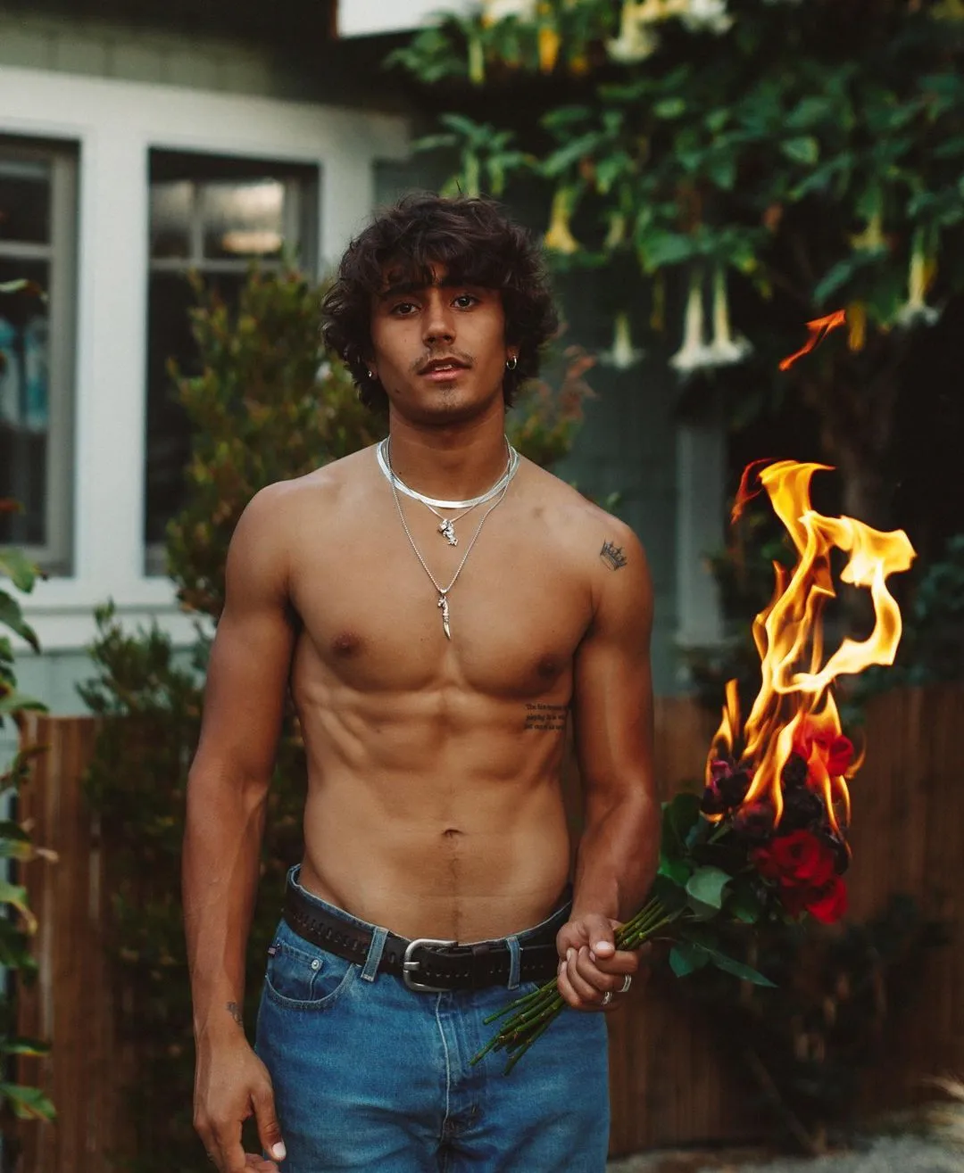 Michael Simino houdt T -shirt en sexy Ig vast