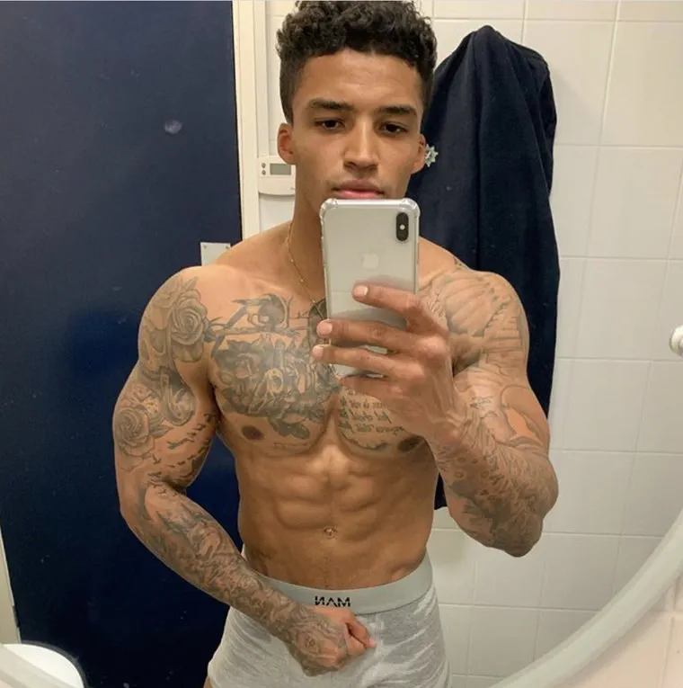 マイケル・グリフィスは上半身裸でバルジの写真