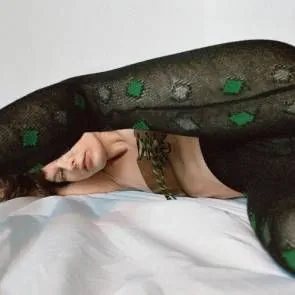 Milla Jovovich dang chân trên giường