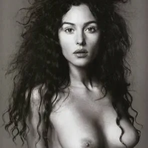 Monica Bellucci seksīgas krūtis