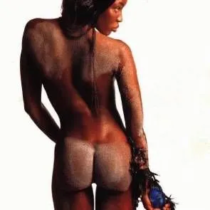 naomi campbell takaa ja perse peitetty hiekalla