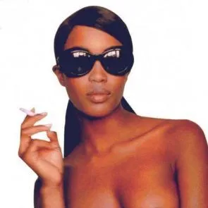 naomi campbell, jolla on savuke ja näytetään tissit