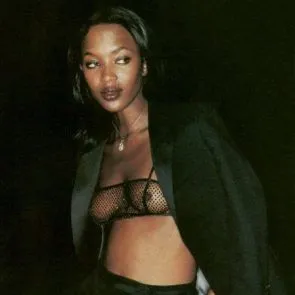 naomi campbell läpikuultavassa paidassa