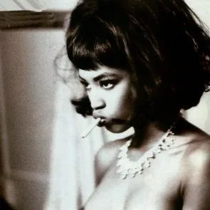 naomi campbell alaston tissit tupakointi