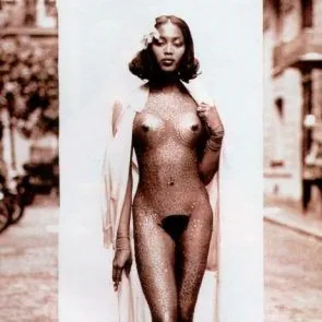 naomi campbell täysin alasti seisoo kadulla