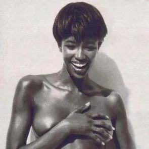 naomi campbell peittää tissit käsillä