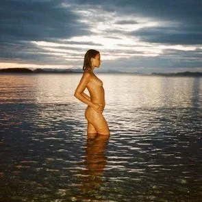 Натали Кели гола и топлес