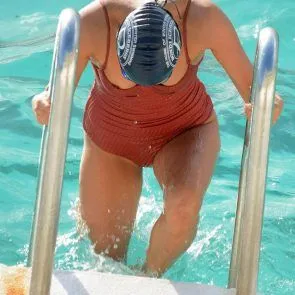 Nathalie Kelley kırmızı mayo