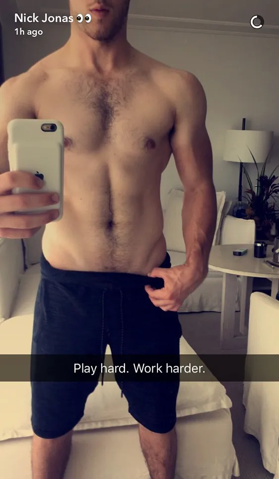 Nick Jonas dispara sin camisa en el espejo