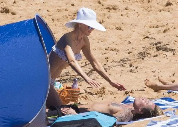 Nicole Kidman Bikini Pics și PDA Cu Keith Urban