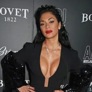 08-Nicole-Scherzinger-Sexy-výstřih