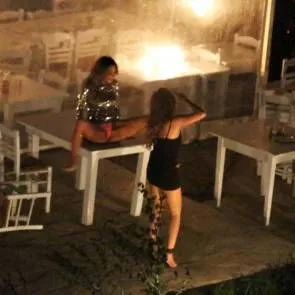 Nicole Scherzinger Upskirt et Mamelon Slips