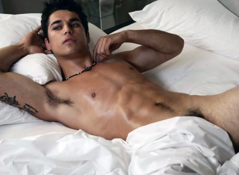 ニコ・ペパジは彼のタイトなお尻を披露しました