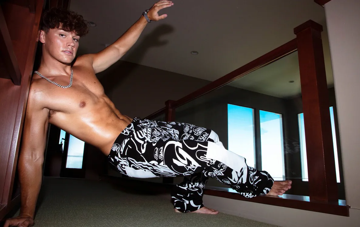 Noah Beck naked photos