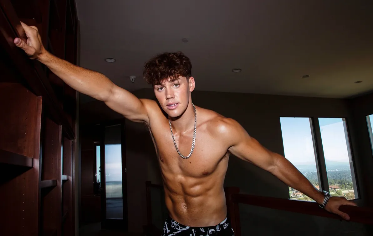 Noah Beck nude photos