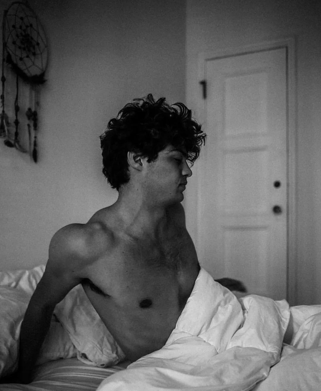 Noah Centino ليس لديه قميص في السرير