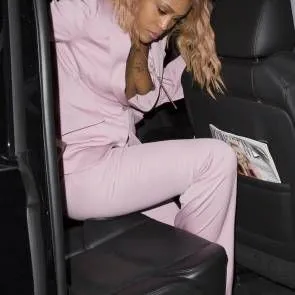 aften viser en boob, mens man forlader bilen