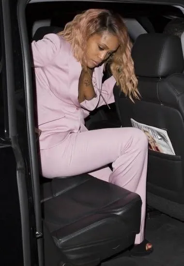 Eve Rapperul american arată o țâțe când iese din mașină