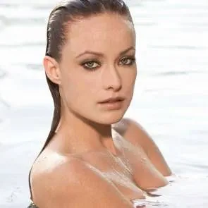Olivia Wilde espatlles nues a l'aigua