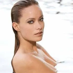Olivia Wilde nua a l'aigua