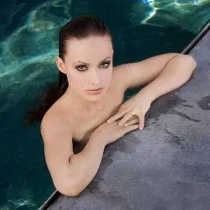 Olivia Wilde a la vora de la piscina