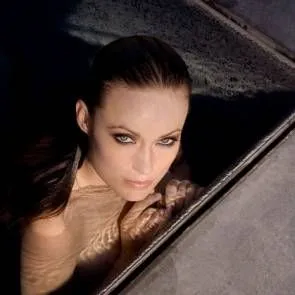 オリビアワイルドトップレス写真撮影