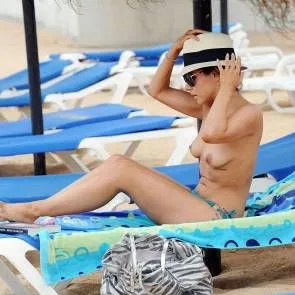 15-Roxanne-Pallett-Sexy-Topless