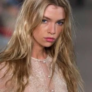 Stella Maxwell borsten close-up op catwalk op fashion week milaan