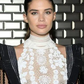 Sara Sampaio näeb läbi Gaultieri moeshowl
