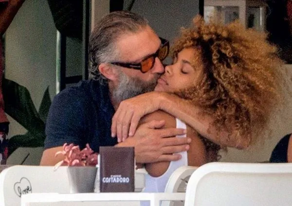 Tina Kunakey se poljublja z Vincentom