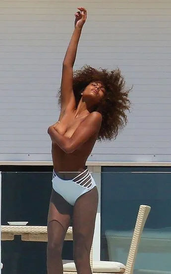 Tina Kunakey gole joške