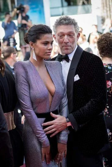 Tina Kunakey globok dekolte