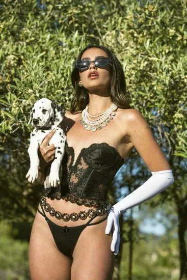 கார்லா குட்டா நாயுடன் சூடாக இருக்கிறார்