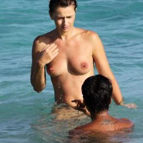 Modell Paulina Porizkova nakenbröst på stranden